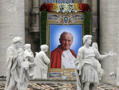 Un tapiz que muestra el Papa Juan Pablo II cuelga de la fachada de la Basílica de San Pedro, durante una solemne celebración encabezada por el Papa Francisco I en el que dos Papas, Juan Pablo II y Juan XXIII, fueron canonizados, en la Plaza de San Pedro en el Vaticano.