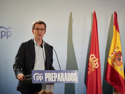 El candidato a la presidencia del Partido Popular, Alberto Núñez Feijóo, interviene durante un acto celebrado con afiliados del PP para exponer su proyecto político, en Pamplona este viernes.