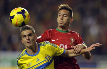 Joao Pereira y Kacaniklic intentan llevarse un balón.