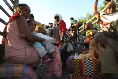 Refugiados etíopes en la región de Qadarif, en el este de Sudán, este martes.