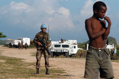 Un infante de marina vigila la entrada del campamento que las tropas españolas han instalado en Fort Liberté.