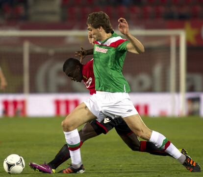 Llorente pelea por el baln con Pereira.