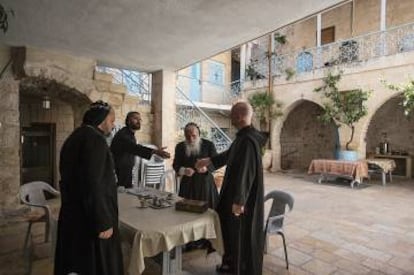 Escena en dicho monasterio y habitación de Shimon Çan.