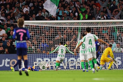 José Giménez (en el suelo) marca un gol en propia puerta durante el partido de LaLiga entre el Real Betis Balompié y el Atlético de Madrid en el Estadio Benito Villamarín este domingo.