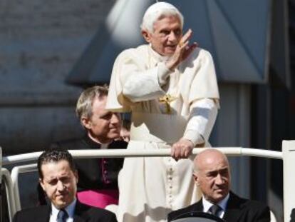 Paolo Gabriele, primero a la izquierda, el pasado 18 de abril junto al Papa.