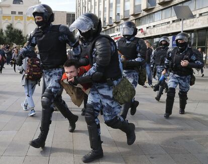 El Ministerio del Interior ruso no hace públicos los datos de efectivos desplegados. En la imagen, policías trasladan a un detenido durante la marcha en Moscú.