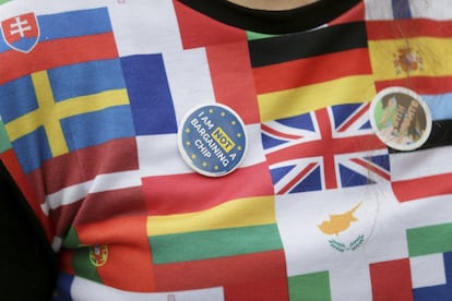 Un manifestante lleva un distintivo en la plaza del Parlamento ante un grupo de ciudadanos de la UE de varias nacionalidades. La Cámara de los Lores comienza a debatir el proyecto de ley sobre el Brexit este lunes.