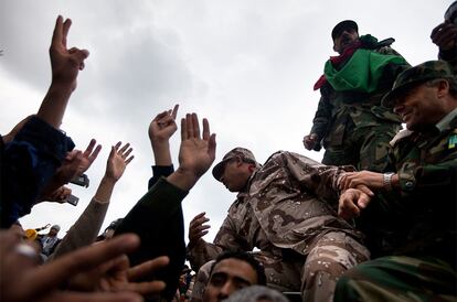 Militares a favor del dictador libio protestan en Bengasi, ciudad controlada por los opositores al régimen.
