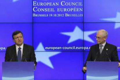 El presidente del Consejo Europeo, Herman van Rompuy (der), y el presidente de la Comisión Europea, José Manuel Barroso (izq), ofrecen una rueda de prensa al término de una cumbre europea en la sede del Consejo Europeo en Bruselas, Bélgica. EFE/Archivo