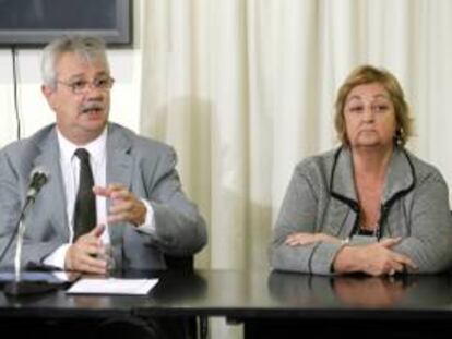 El ministro de Transporte y Obras Públicas de Uruguay, Enrique Pintado (i), y la ministra uruguaya de Turismo y Deporte, Liliam Kechichián (d), participan en una rueda de prensa en Montevideo (Uruguay).