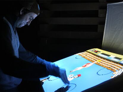 Un chico jugaba ayer con la instalación interactiva <b><i>Punch-out!!</b></i> en el Espacio Iniciarte de Sevilla.