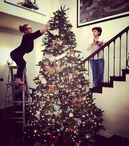 Kelly y su madre Sharon Osbourne, decorando su casa.