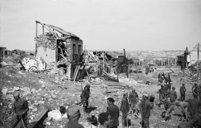 Entrada de las tropas franquistas en Madrid, el 28 de marzo de 1939. En la imagen, la calle del General Ricardos, en Carabanchel y al fondo la capital.