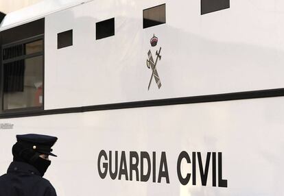 Una agente de la Guardia Civil ante una furgoneta del instituto armado.