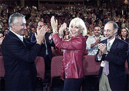 Javier Arenas y Cristóbal Montoro aplaudían ayer a Teófila Martínez tras su discurso como candidata a presidenta del PP andaluz.