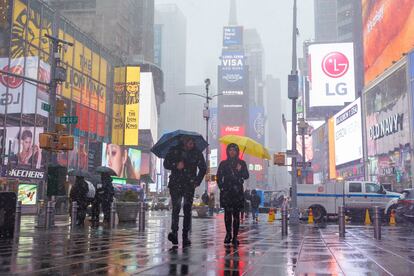Gente caminando alrededor de Times Square, en Nueva York, (Estados Unidos).