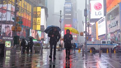 Gente caminando alrededor de Times Square, en Nueva York, (Estados Unidos).