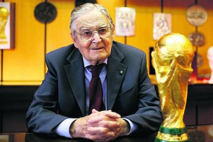 Silvio Gazzaniga posa con el trofeo de la Copa del Mundo