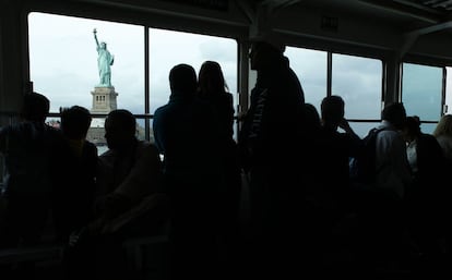 La Estatua de la Libertad vista desde el ferry en Nueva York, 27 octubre de 2012. Más de 120 personas perdieron la vida tras el paso de la tormenta 'Sandy' por la costa este de Estados Unidos. Sólo en la ciudad de Nueva York se produjeron al menos unas cincuenta muertes.