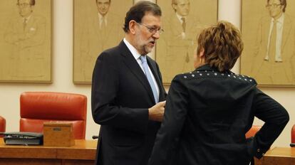 El presidente del Gobierno en funciones, Mariano Rajoy, conversa con la diputada popular Celia Villalobos, al inicio hoy de la reuni&oacute;n plenaria del Grupo Popular en el Congreso de los Diputados. 