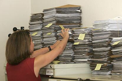 Acumulación de expedientes de extranjería en trámite, ayer, en la Delegación del Gobierno en Madrid.