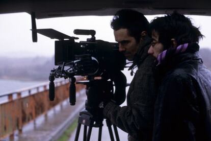 Eloy Enciso (con gafas), en el rodaje junto al fotógrafo Mauro Herce.