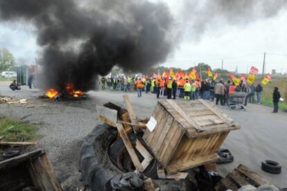 Huelguistas en la entrada de la refinería Donges' Total en Saint-Nazaire, Francia.