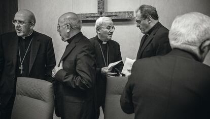 El arzobispo de Madrid, Carlos Osoro, de 69 años, durante una celebración religiosa con jóvenes en la catedral de la Almudena, el 5 de diciembre de 2014.