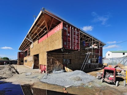 Construcci&oacute;n del nuevo teatro Guga s&rsquo;Thebe de Langa, en Ciudad del Cabo.