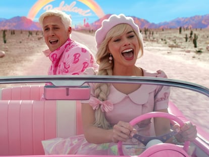 Ryan Gosling y Margot Robbie en un fotograma de 'Barbie'.