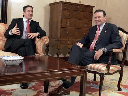 Patxi López y Juan José Ibarretxe, durante su encuentro en Vitoria.