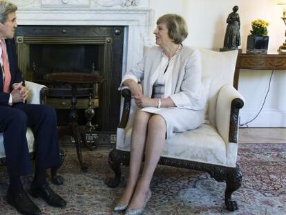 La nueva primera ministra brit&aacute;nica, Theresa May (d), y el secretario de Estado de EEUU, John Kerry, conversan durante su reuni&oacute;n en Downing Street en Londres, hoy, 19 de julio de 2016. 