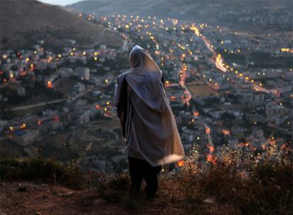Un israelí reza ante la Tumba de José, uno de los santos lugares del judaísmo en Nablus (Cisjordania).