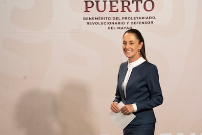 Claudia Sheinbaum llega a una conferencia de prensa en el Palacio Nacional de Ciudad de México, en junio de 2024.
