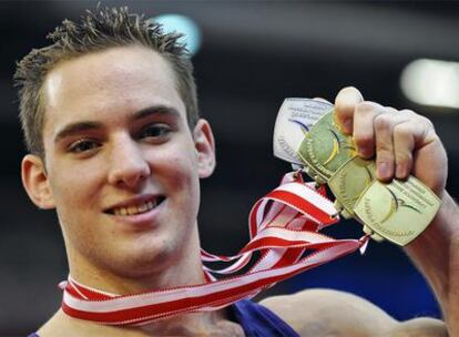 Christian Bazán, con las cuatro medallas (un oro, una plata y dos bronces) logradas en los Campeonatos de Europa de gimnasia.