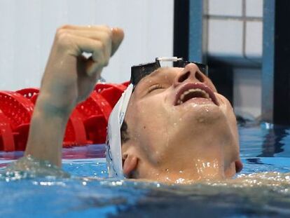 Yannick Agnel celebra el triunfo en 200 libre