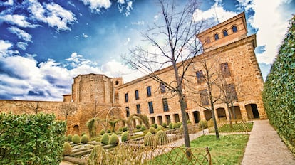 Ágreda: la villa de las tres culturas. Regada por una red de callejuelas irregulares, Ágreda es conocida como la villa de las tres culturas. En este pueblo en las faldas del Moncayo ya estaban asentados musulmanes y judíos cuando Alfonso I El Batallador recuperó definitivamente la plaza en el siglo XII, iniciando una labor de repoblación con cristianos llegados desde las Tierras Altas. La convivencia entre las tres culturas se rompe primero en 1492, con la expulsión de los judíos, y posteriormente en 1510, con la de los últimos musulmanes. Se fueron las personas pero quedó su legado, como testimonio en piedra: la judería, la zona islámica, el barrio cristiano. Aquí esperan palacios renacentistas, iglesias, sinagoga, murallas y bancales árabes.