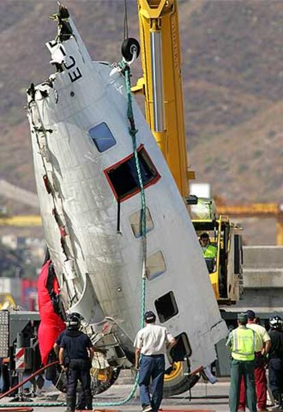 Rescate del fuselaje del helicóptero en el que murieron cuatro ocupantes.