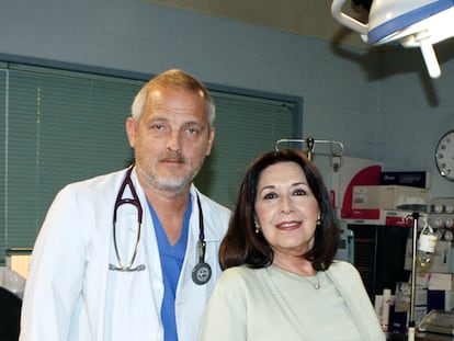 Concha Velasco será uno de los personajes clave de la próxima temporada de <i>Hospital Central</i>. La longeva teleserie de Telecinco graba durante estos días los dos capítulos en los que aparecerá la veterana actriz, que representará a Carmen, una angustiada abuela que ha convertido la misteriosa enfermedad de su nieto Jorge en el <i>leit motiv</i> de su vida. Velasco, que lleva más de un año representando <i>La vida por delante</i> sobre las tablas del teatro, ha reconocido en la web de la cadena privada que volver a la televisión a través de este personaje "es un regalo".