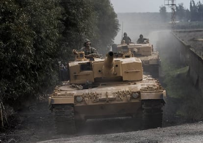 Tanques turcos cerca de la frontera Siria, este domingo. 