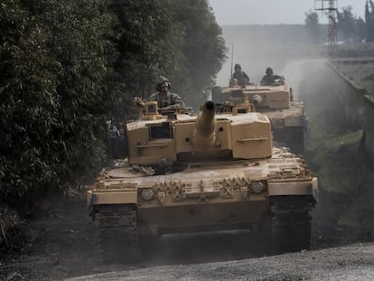 Tanques turcos cerca de la frontera Siria, este domingo. 