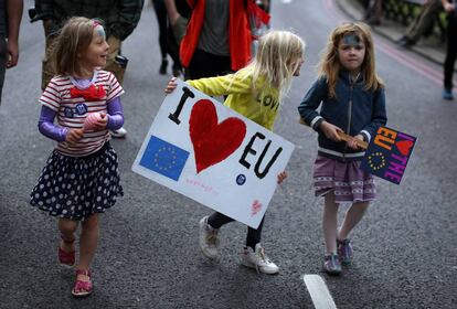 Algunos manifestantes piden un segundo referéndum, y durante toda la protesta se han visto multitud de pancartas con corazones pintados y las siglas E.U.