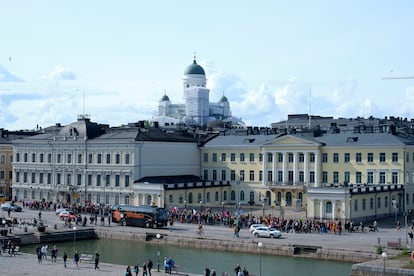 La catedral luterana de Helsinki vista desde el puerto de la ciudad.
