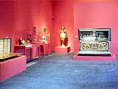 Un aspecto de la exposición <i>El arte y tradición de los Zuloaga. Damasquinado español de la colección Khalili.</i>