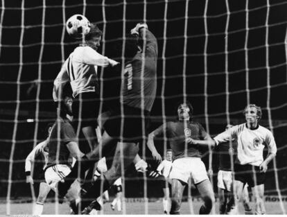 Durante la final de 1976, la República Checa llegó a adelantarse por 2-0 con goles de Ján Švehlík y Karol Dobiaš. Sin embargo, Alemania, recién coronada como campeona del mundo en 1978, consiguió igualar el partido y alcanzar la tanda de penaltis. Bernd Hölzenbein, en la imagen, marcó el gol del empate en el minuto 89 de partido.