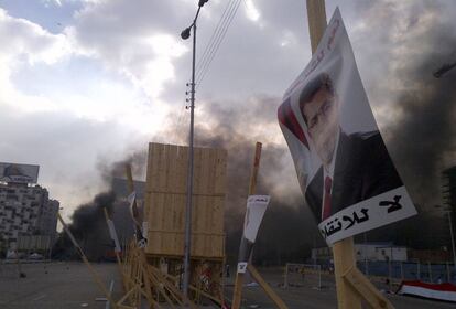 Un cartel con la imagen de Morsi cuelga en una de las plazas donde la policía se ha enfrentado a seguidores del presidente depuesto.