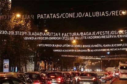 Instalación de la artista Eva Lootz como iluminación navideña en el paseo de Recoletos, de Madrid, en 2004.