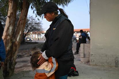 Rosa Rivas, una migrante de Venezuela, sostiene a su hijo mientras solicita refugio en Ciudad Juárez, Chihuahua (México). 