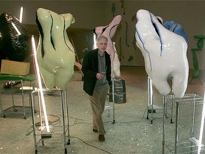 Andrés Nagel junto a varias esculturas móviles de su exposición en el Kursaal de San Sebastián.