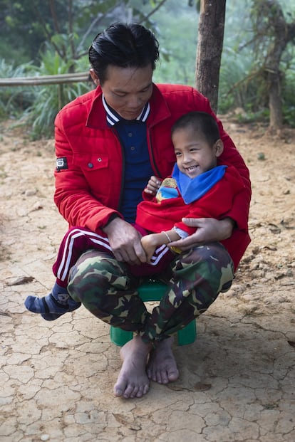 Khamheaung, el padre de Kum, trabaja en los cultivos de arroz y saca un dinero extra como obrero de la construcción. 